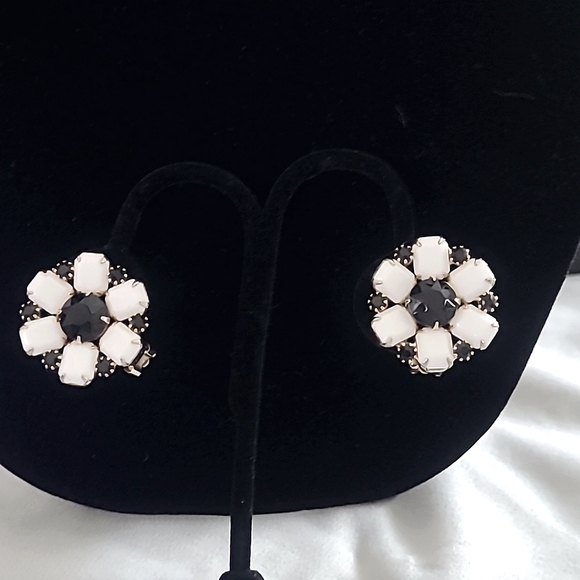 Source Unknown Jewelry Vintage Black White Bead Flower Petal